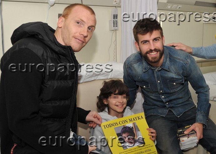 PIQUÉ MUY PATERNAL CON LOS NIÑOS DEL HOSPITAL 