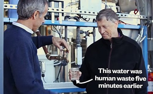 Bill Gates bebiendo agua destilada de heces 