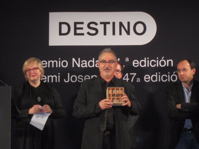 Andreu Carranza con el Premio Josep Pla