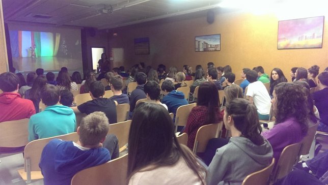 Charla impartida por una alumna de Foro Europeo en la ikastola Paz de Ziganda