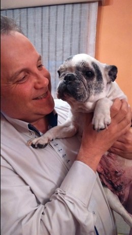 Carmona con su perro adoptado