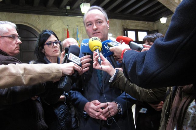 Alberto Fabra atiende a los periodistas.