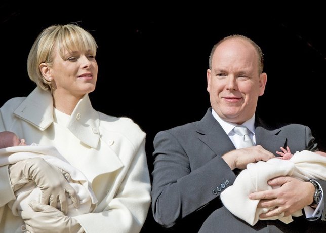 Prince Albert (R) and Princess Charlene (L) of Monaco present their baby twins P