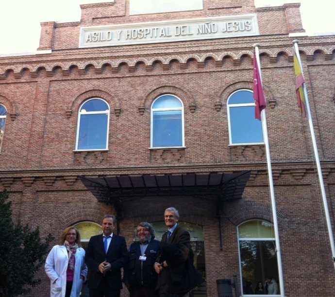 Carmona visita el Hospital Niño Jesús