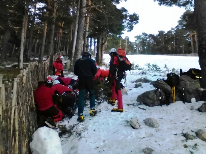 Auxilio a un accidentedo en trineo.