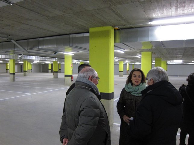 Gamarra conversa con vecinos de la zona en el nuevo aparcamiento