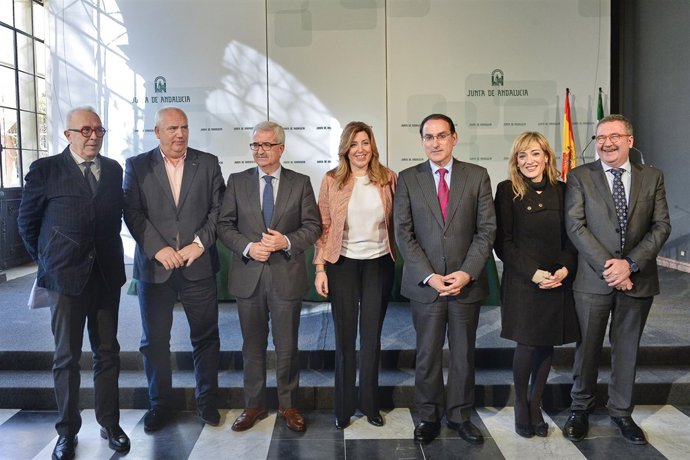 Junta, CEA, CCOO y UGT tras firmar el acuerdo sobre el Sercla