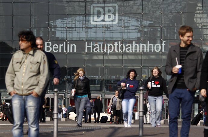 Ciudadanos alemanes caminando en Berlín
