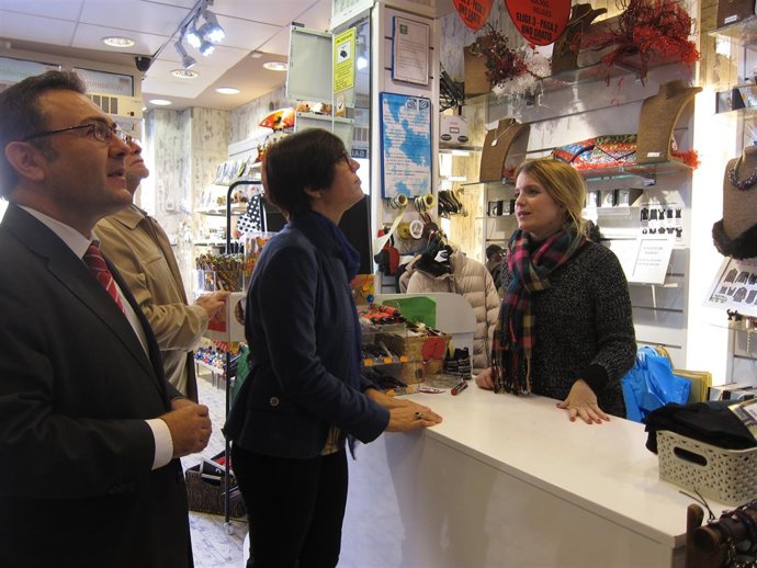 Miguel Ángel Heredia y María Gámez, PSOE, visitan comercio del centro Málaga