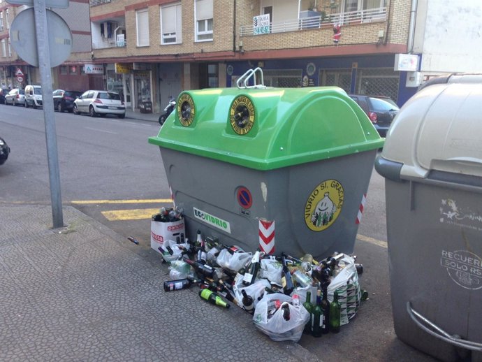 Basura junto a un contenedor