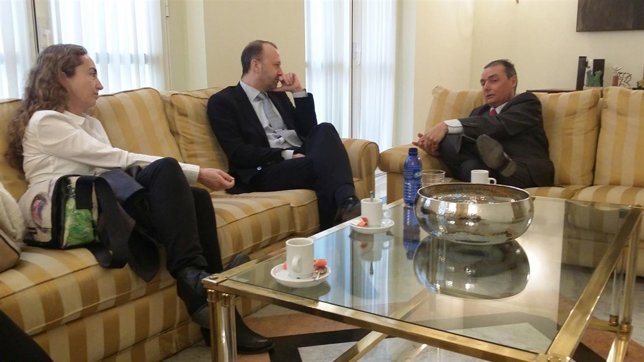 Carolina Punset en una reunión con miembros de la CEV