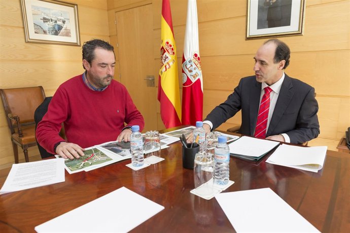 Diego se reúne con el alcalde de Penagos