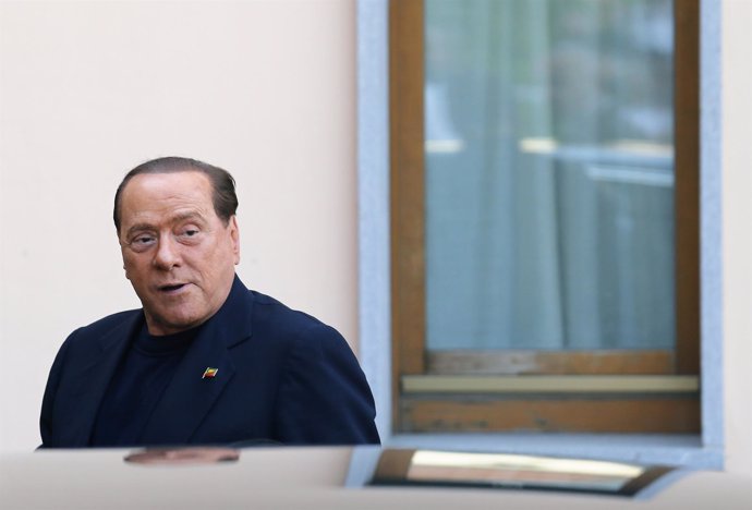 Berlusconi sale del centro de servicios sociales