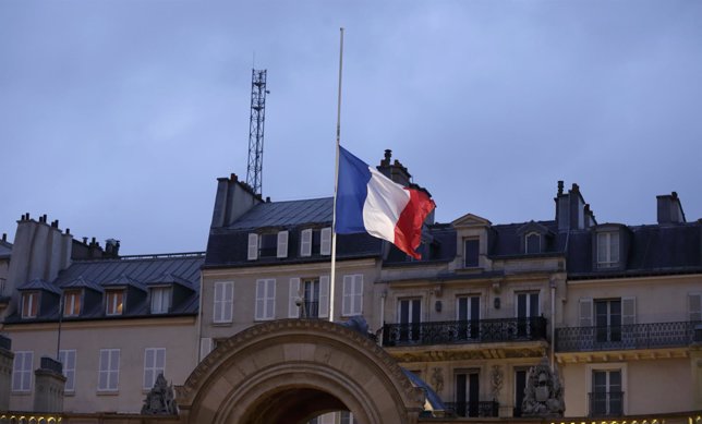 La bandera francesa ondea en el Palacio del Elíseo