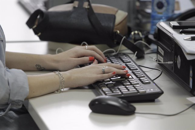 Trabajador, oficina, teclado, ordenador