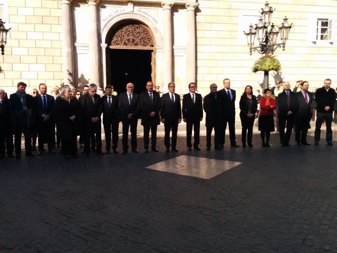 Artur Mas y Xavier Trias encabezan minuto de silencio por ataque a Charlie Hebdo