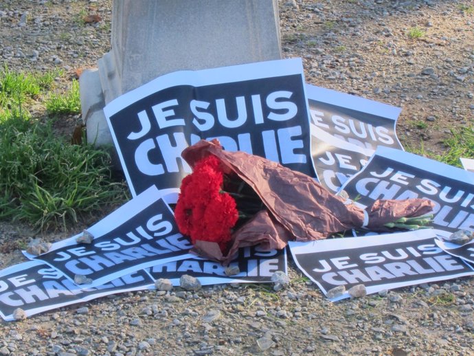 Flores depositadas por el PSE en memoria de las víctimas del ataque en París.