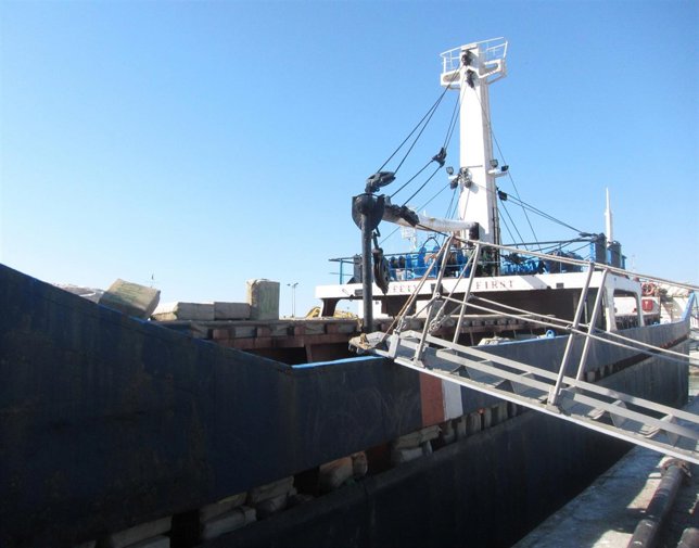 Buque mercante interceptado en alta mar con 12 toneladas de hachís