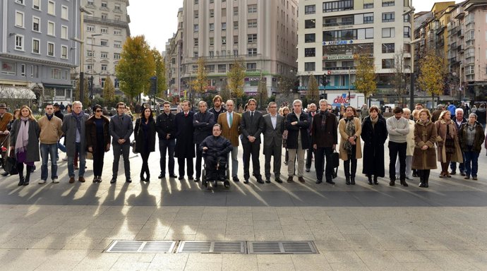 Minuto de silencio por el atentado en París