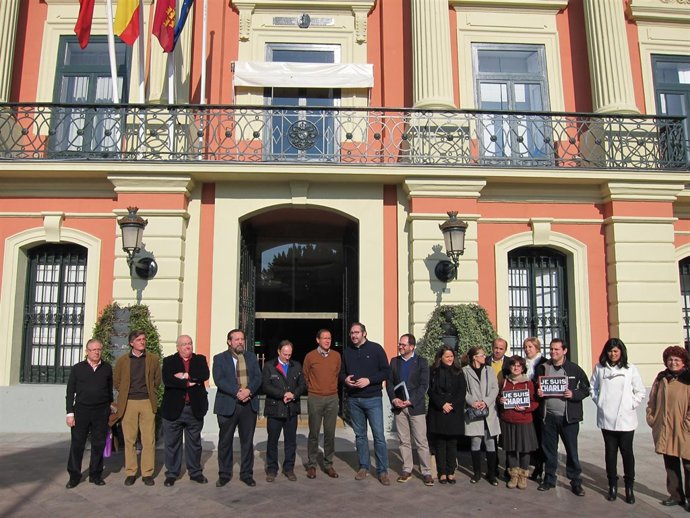 Imagen de la concentración a las puertas del Ayuntamiento de Murcia