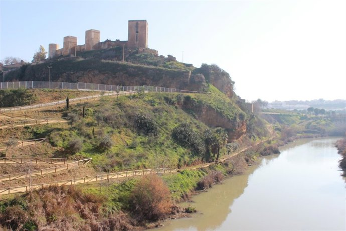Riberas del Guadaíra con Castillo de Alcalá al fondo.