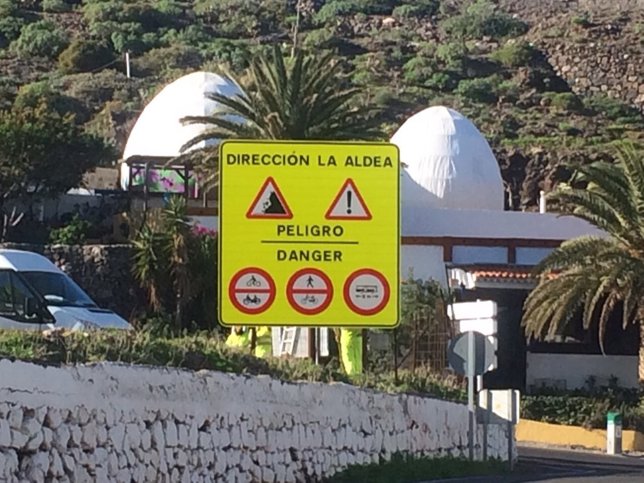 Cartel que informa de las restricciones en la GC-200, en dirección La Aldea