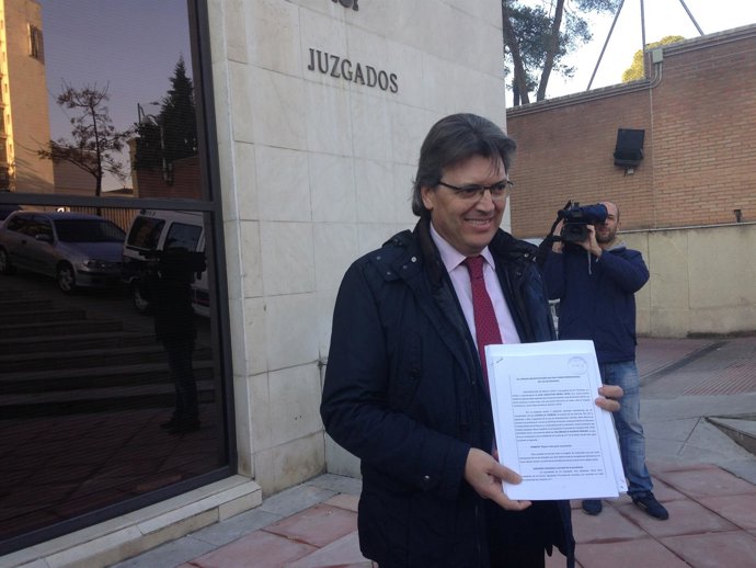 José Torrente presentando querella contra portavoz del PSOE
