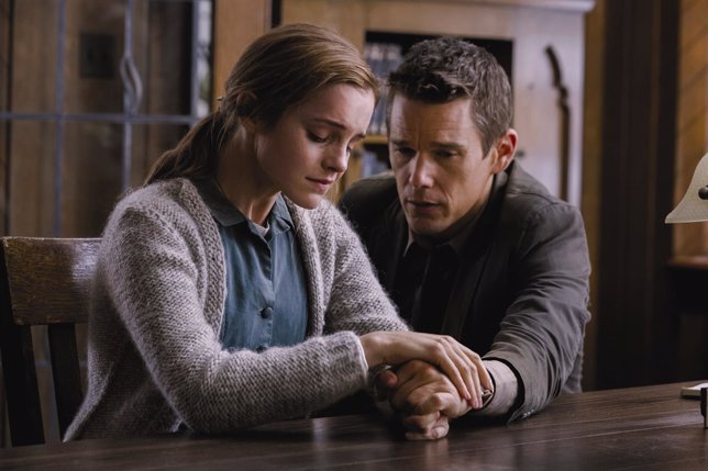 Ethan Hawke y Emma Watson en Regresión