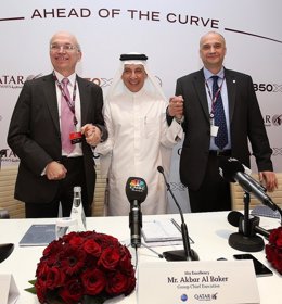 El director ejecutivo de Qatar Airwys con directivos de Airbus y Rolls Royce