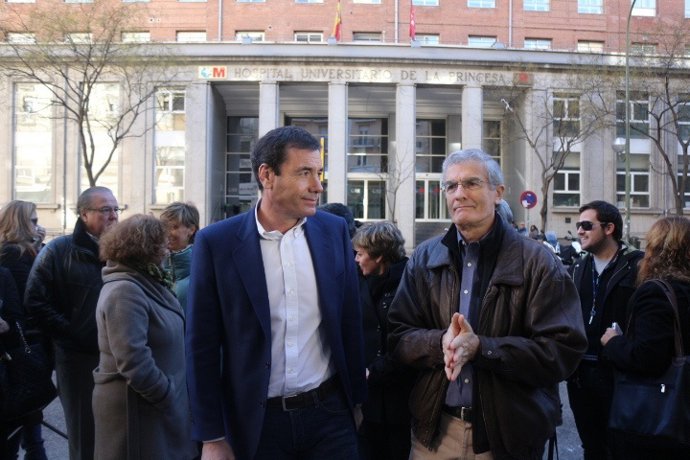 Tomás Gómez, frente al Hospital de La Princesa