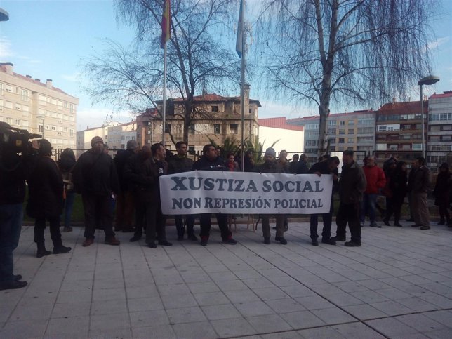 Protesta en el juzgado de Vigo por detenido en concentración contra rotonda.