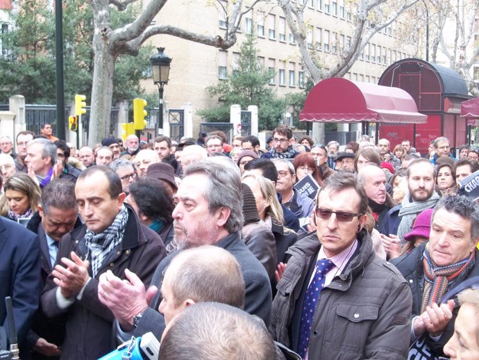Belloch en la manifestación Charlie Hebdó