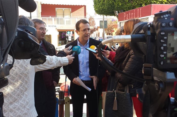 Pérez Navas atiende a los medios en la Plaza del Zapillo