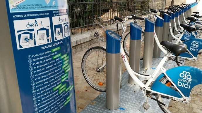 Estación del sistema automático de bicicletas, junto al Rectorado