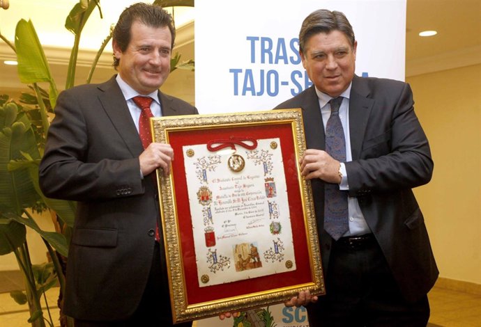 Císcar recibe Medalla de Oro del Sindicato de Usuarios de AcuaductoTajo-Segura