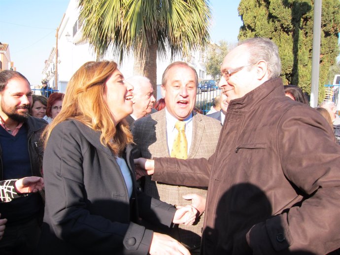 Díaz se acerca a saludar al secretario general del PSOE de Córdoba