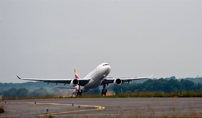 Avión de Iberia despegando