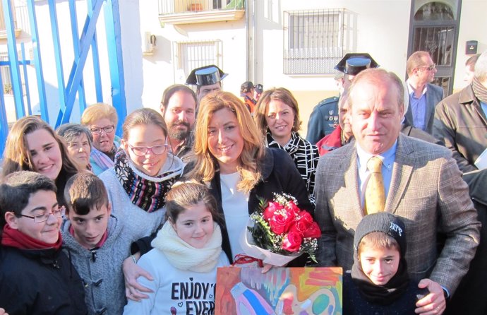 Susana Díaz (centro) con alumnos del IES y el alcalde de Villafranca