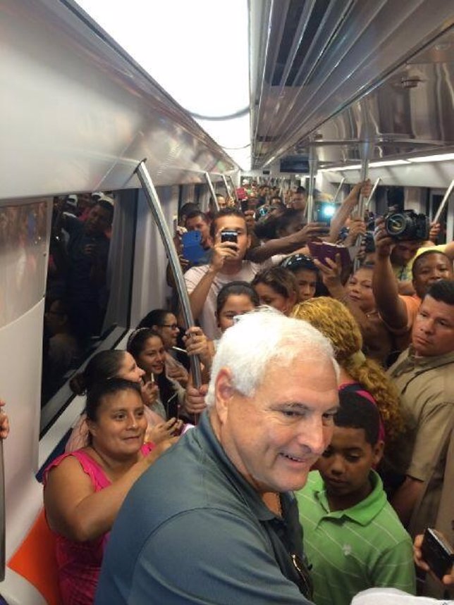 El presiente de Panamá, Ricardo Martinelli, en el viaje inaugural del metro.