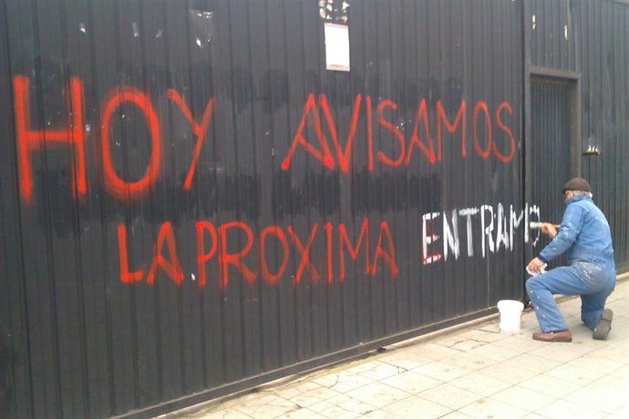 Pintadas de extrabajadores de Naval Gijón