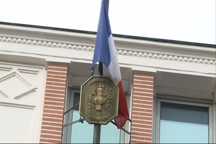 La bandera de Francia, a media asta
