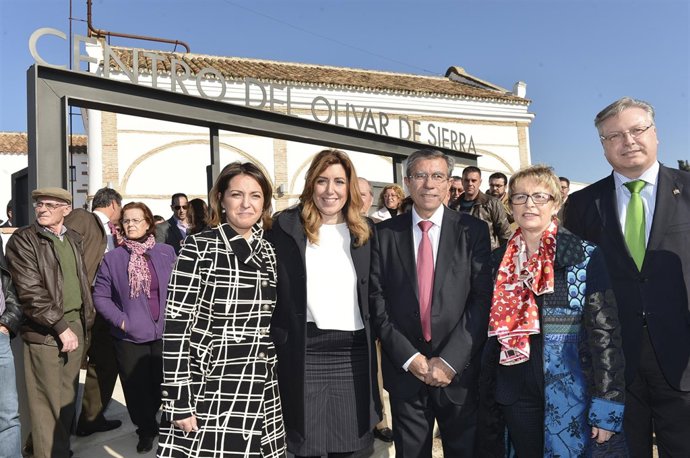 El alcalde de Adamuz (centro), entre Susana Díaz y Elena Víboras
