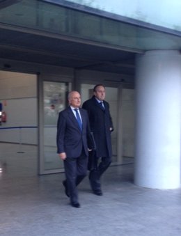 Aznar (izq) junto a su abogado (dcha) a la salida del juzgado