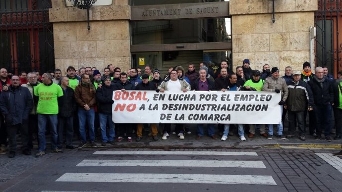 Concentración de trabajadores de Bosal y Junta de Portavoces de Sagunto.