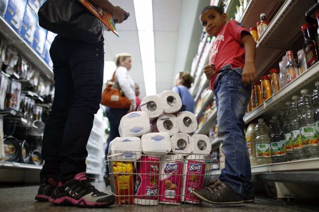 Gente comprando en un supermercado venezolano.