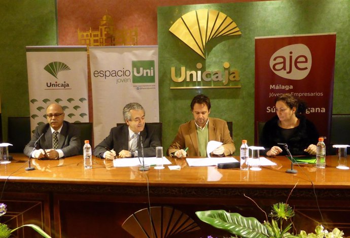 Firma acuerdo Unicaja Banco y AJE Málaga