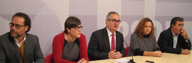 González Tovar, en el centro, durante la rueda de prensa