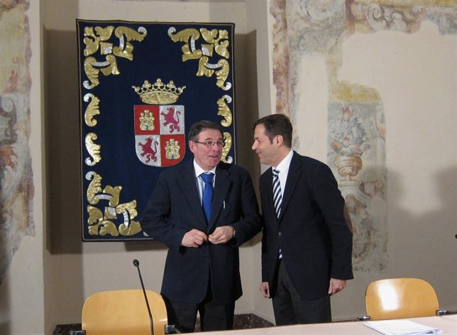 Joaquín Duque (izda) y el director general de Turismo, Javier Ramírez