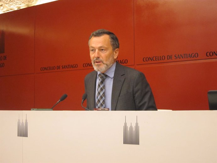 El alcalde de Santiago, Agustín Hernández, en la rueda de prensa