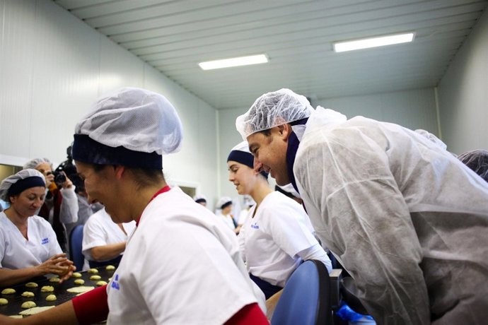 Juanma Moreno visita la fábrica de Inés Rosales